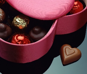Bombonierka w kształcie serduszka z cukierkami, Walentynki