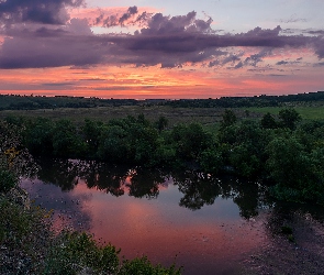 Rzeka, Drzewa, Chmury, Równina, Wschód słońca, Krzewy