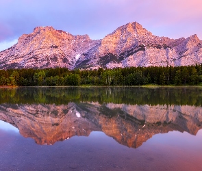 Alberta, Park Kananaskis, Jezioro Wedge Pond, Kanada, Odbicie, Góry Canadian Rockies, Drzewa