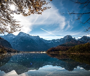 Góry, Jezioro Almsee, Austria, Dolina Almtal, Promienie słońca, Alpy, Chmury, Drzewa