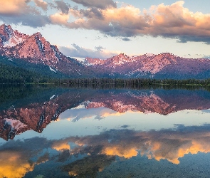 Drzewa, Stanley Lake, Stany Zjednoczone, Sawtooth Range, Góra, Góry, Jezioro, Stan Idaho, Chmury, Odbicie, Mcgown Peak
