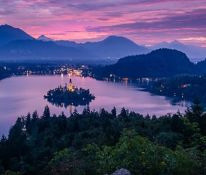 Góry, Jezioro Bled, Wyspa Blejski Otok, Słowenia, Wschód słońca, Drzewa, Chmury, Kościół Wniebowzięcia Marii Panny