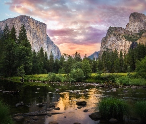 Stan Kalifornia, Stany Zjednoczone, Wschód słońca, Rzeka Merced, Drzewa, Góry Sierra Nevada, Park Narodowy Yosemite