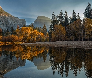Góry Sierra Nevada, Kalifornia, Stany Zjednoczone, Promienie słońca, Kamienie, Rzeka Merced, Drzewa, Park Narodowy Yosemite