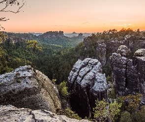 Skały, Góry Połabskie, Niemcy, Drzewa, Zachód słońca, Park Narodowy Saskiej Szwajcarii, Bastei