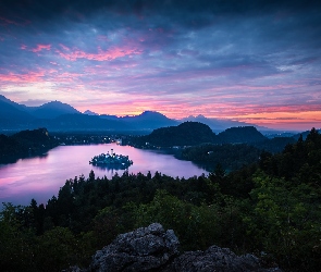 Góry, Jezioro Bled, Wyspa Blejski Otok, Słowenia, Chmury, Drzewa, Wschód słońca, Kościół Wniebowzięcia Marii Panny