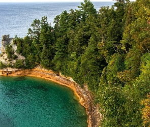 Miners Castle Rock, Drzewa, Skały, Wybrzeże, Stany Zjednoczone, Park Narodowy Pictured Rocks National Lakeshore, Jezioro Superior, Stan Michigan, Las