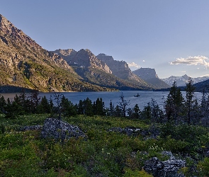 Skały, Jezioro, Góry Skaliste, Stany Zjednoczone, Park Narodowy Glacier, Drzewa, Stan Montana, Saint Mary Lake