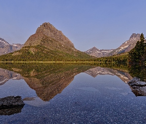 Stany Zjednoczone, Lewis Range, Odbicie, Szczyt Grinnell Point, Góry, Swiftcurrent Lake, Park Narodowy Glacier, Drzewa, Stan Montana, Jezioro