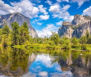 Stan Kalifornia, Stany Zjednoczone, Chmury, Rzeka Merced, Drzewa, Góry Sierra Nevada, Park Narodowy Yosemite