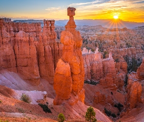 Stan Utah, Stany Zjednoczone, Wschód słońca, Formacje skalne, Skały, Roślinność, Park Narodowy Bryce Canyon