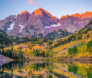 Stan Kolorado, Drzewa, Szczyty Maroon Bells, Stany Zjednoczone, Odbicie, Góry Skaliste, Jezioro Maroon Lake