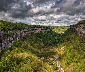 Góry Jura, Domy, Dolina, Skały, Francja, Rośliny, Drzewa, Gmina Baume les Messieurs, Droga