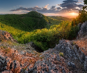 Chmury, Drzewa, Wzgórza, Zachód słońca, Góry, Skały