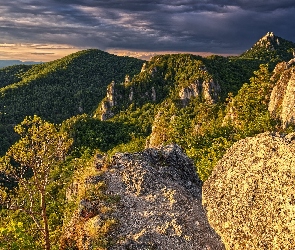 Drzewa, Chmury, Skały, Słowacja, Ciemne, Góry Strażowskie, Sulovskie skały