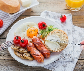 Parówki, Pomidorki, Śniadanie, Pieczarki, Sztućce, Jajko, Dłoń, Bułka