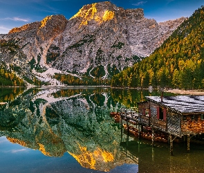 Włochy, Łódki, Drewniany, Przystań, Domek, Pomost, Jezioro Pragser Wildsee, Lago di Braies, Góry Dolomity