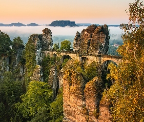 Formacja skalna Bastei, Park Narodowy Saskiej Szwajcarii, Niemcy, Skały, Drzewa, Góry Połabskie, Most kamienny