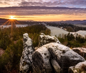 Niemcy, Park Narodowy Saskiej Szwajcarii, Góry Połabskie, Skały, Drzewa, Słońce