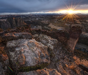 Dolina, Skały, Góry, Stany Zjednoczone, Smith Rock State Park, Promienie słońca, Stan Oregon, Rzeka