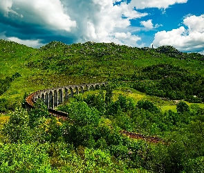 Glenfinnan, Wzgórza, Szkocja, Dolina, Drzewa, Wiadukt, Chmury, Zieleń