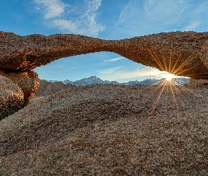 Łuk skalny, Słońce, Skały, Góry, Kalifornia, Lathe Arch, Stany Zjednoczone, Alabama Hills