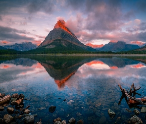 Park Narodowy Glacier, Drzewa, Swiftcurrent Lake, Jezioro, Stany Zjednoczone, Odbicie, Kamienie, Stan Montana, Góry