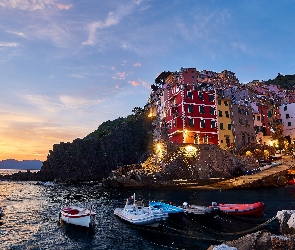 Zachód słońca, Zatoka, Skały, Łódki, Miejscowość, Cinque Terre, Riomaggiore, Domy, Włochy, Morze