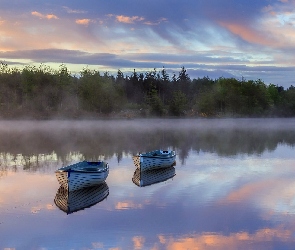 Jezioro Loch Rusky, Łódki, Hrabstwo Perthshire, Szkocja, Wschód słońca, Drzewa, Las, Mgła, Dwie