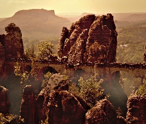 Skały, Mgła, Most, Bastei, Park Narodowy Saskiej Szwajcarii, Formacja skalna, Niemcy, Góry Połabskie