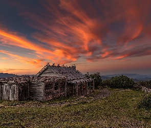 Australia, Góra, Szczyt, Drewniany, Chmury, Dom, Zachód słońca, Płot, Stan Wiktoria, Mount Stirling, Wieś Wabonga, Chatka Craiga