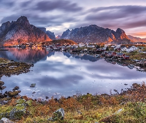 Wioska Reine, Lofoty, Norwegia, Góry, Kamienie, Morze Norweskie, Domy, Wyspa Moskenesoya