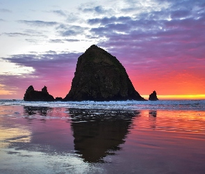 Stan Oregon, Cannon Beach, Skała Haystack Rock, Stany Zjednoczone, Zachód słońca, Morze, Fale