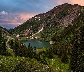 Schofield Pass, Jezioro, Przełęcz, Ścieżki, Stan Kolorado, Hrabstwo Delta, Las, Góry, Emerald Lake, Zachód słońca, Elk Mountains, Drzewa, Stany Zjednoczone, Świerki