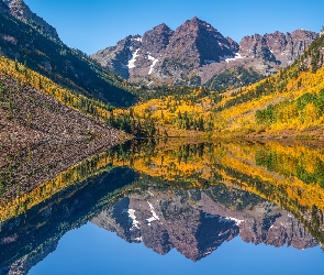 Szczyty Maroon Bells, Góry Skaliste, Stany Zjednoczone, Jesień, Drzewa, Stan Kolorado, Jezioro Maroon Lake