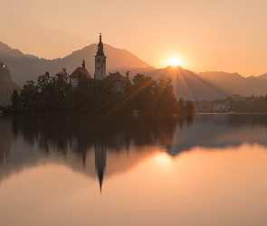Jezioro Bled, Góry, Słowenia, Kościół Zwiastowania Marii Panny, Wschód słońca, Wyspa Blejski Otok, Odbicie, Alpy Julijskie