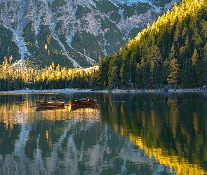 Góry, Lago di Braies, Drzewa, Włochy, Pragser Wildsee, Łódki, Jezioro