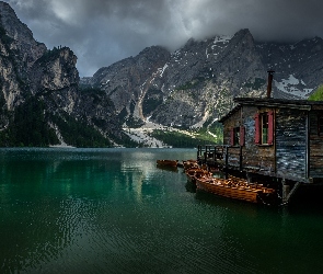 Pomost, Dolomity, Drzewa, Południowy Tyrol, Jezioro Pragser Wildsee, Włochy, Góry, Łódki, Drewniany, Domek, Lago di Braies