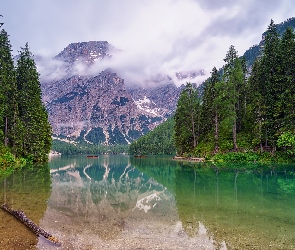 Włochy, Pomost, Drzewa, Park przyrody, Lago di Braies, Fanes Sennes Prags, Jezioro Pragser Wildsee, Dolomity, Odbicie, Łódki, Chmury, Góry