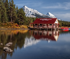 Kajaki Budowla, Lasy, Drzewa, Przystań, Prowincja Alberta, Park Narodowy Jasper, Jezioro, Maligne Lake, Kanada, Góry