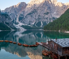 Dom, Drewniany, Południowy Tyrol, Łódki, Jezioro Pragser Wildsee, Włochy, Góry Dolomity