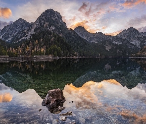 Park Narodowy Sant Maurici, Pireneje, Katalonia, Hiszpania, Chmury, Drzewa, Jezioro Sant Maurici, Las, Góry