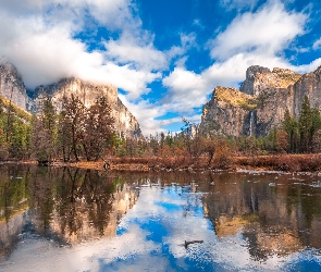 Kalifornia, Rzeka, Stany Zjednoczone, Góry Sierra Nevada, Drzewa, Park Narodowy Yosemite, Chmury, Merced River