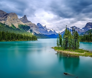 Park Narodowy Jasper, Prowincja Alberta, Drzewa, Kanada, Chmury, Wyspa Duchów, Góry, Jezioro, Maligne Lake