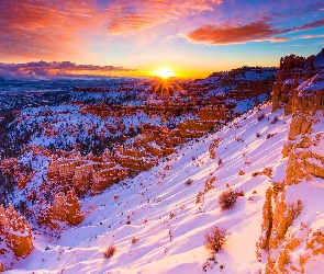 Utah, Stany Zjednoczone, Zima, Góry, Skały, Promienie słońca, Park Narodowy Bryce Canyon