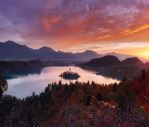 Góry, Jezioro Bled, Wyspa Blejski Otok, Słowenia, Chmury, Drzewa, Zachód słońca, Kościół Wniebowzięcia Marii Panny