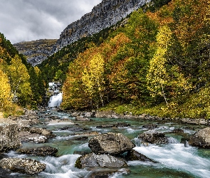 Kamienie, Góry, Arazas River, Rzeka, Hiszpania, Jesień, Pireneje, Prowincja Huesca, Drzewa