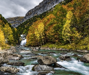 Kamienie, Góry, Arazas River, Rzeka, Hiszpania, Jesień, Pireneje, Prowincja Huesca, Drzewa