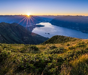 Jezioro, Góry, Kanton Ticino, Szwajcaria, Roślinność, Wschód słońca, Alpy, Promienie słońca, Lago Magiorre