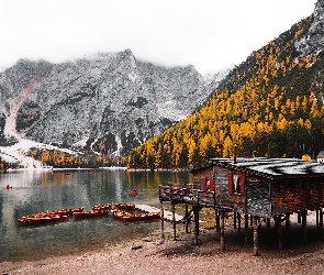 Pragser Wildsee, Dolomity, Włochy, Łódki, Chata, Drewniana, Góry, Jezioro